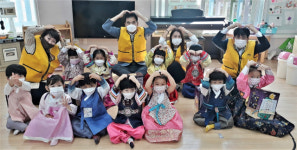 지산1동 희망나눔위, 추석맞이 어린이집 선물 전달