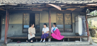 아내, 어머니라는 이름의 두 여성의 동행…연극 동행