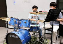 [포토뉴스]대구신세계 아카데미 “시원한 드럼 연주로 코로나 블루 날려요”