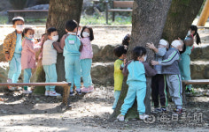 [포토뉴스]나무야 고마워!...가을 날씨 어린이 자연 체험
