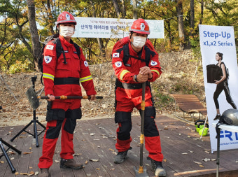 [포토뉴스] 입는 로봇·지능형 안전모 착용한 산불진화대원들