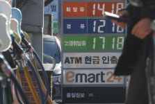국제유가, 변종 코로나로 급락…국내 휘발유 가격은 언제 떨어지나?