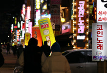 오늘도 400명 밑돌듯…눈에 띄는 감소세지만 영업재개 등 위험 요인↑