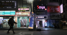노래방 이어 스크린골프장…실내시설 등 침묵의 감염 통로