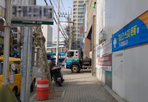 공사 차량·자재 사이로…개학 앞둔 아이들 위험한 등굣길