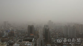 [포토뉴스] 황사·미세먼지로 덮힌 달구벌대로