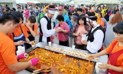 [新팔도명물] 맛있게 볶아서~원조 맛 한 쌈!…춘천 닭갈비