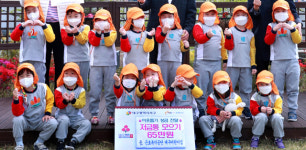 근로복지공단 대구어린이집 저금통 전달