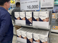[포토뉴스] 약국에 이어 마트에 진열됐지만...외면받는 코로나19 자가진단키트