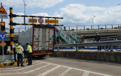 [속보] 신천동로 신천교 부근서 대형화물차 높이 제한 끼임사고