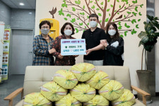 김락균·나은진 부부, 결혼 기념 ‘사랑의 쌀’ 200㎏ 기부 눈길