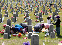 [포토뉴스] 현충일 앞두고 호국원 묘역 참배하는 유족들