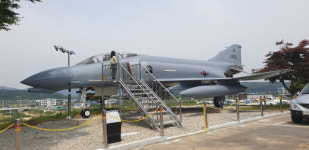 군위군청 주차장에 통합신공항 상징물 팬텀기 설치