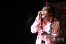 연극 그녀가 산다