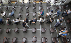 초교·돌봄교사 백신 예약, 시작 10분 만에 접속 장애 (종합)