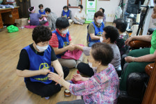 군위군 새마을후원회·여성유권자연맹 군위지부, 마을회관 대청소 및 마사지 자원봉사
