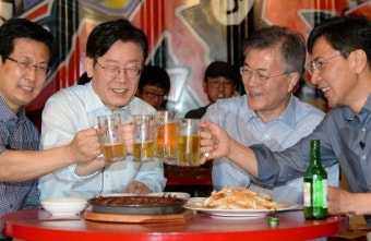이재명 대통령, 외식서 소맥 서빙하며 소비 활성화 촉진 나서