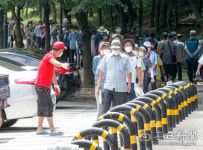 [포토뉴스] 대구 두류공원 사랑해 밥차 식사 대신 떡 음료수 제공