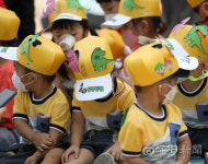 [포토뉴스] 공룡 모자 쓴 어린이들...대구 고산골 공룡공원 8월까지 상설 공연 진행
