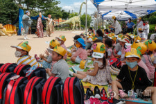 [포토뉴스] 공룡 모자 쓴 어린이들...대구 고산골 공룡공원 8월까지 상설 공연 진행