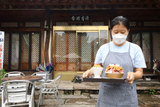 [카페 민지(MZ)] 청도 꽃자리…한옥과 정원, 한 번에 즐기다