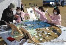 [포토뉴스] 페달을 밟으니 물이 솟구치네…자가 발전 자전거 체험하는 시민들