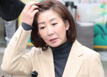 [현장사진] 성모상에 기도한 나경원 조금만 더 기다려달라