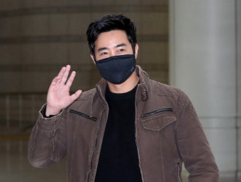 [영상] 이근, 법정 밖에서 유튜버 '구제역' 얼굴 주먹으로 때려