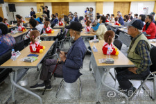 사회복지법인세광원꿈초롱어린이집 | [포토뉴스] 초롱아, 만나서 반갑다...AI 돌봄인형 사용법 배우는 어르신들
