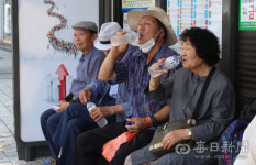 [포토뉴스] 폭염극복 생수 마시고 갈증 해소
