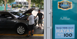 [포토뉴스] 요소수 충전 하는 시민