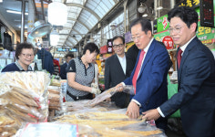홍준표 시장, 전통시장 장보기 동참… 전통시장 적극 지원