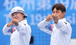 [아시안게임] 임시현·이우석  발사 세리머니, 양궁 혼성 금메달 합작