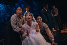 [김건표의 인세이셔블 연극리뷰] ‘인당수의 심청’으로 죽음과 권력을 짓는 김정숙 작, 권호성 연출 <심청전을 짓다>