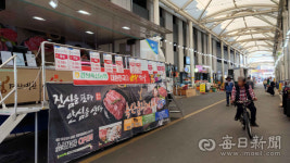 [포토뉴스] 소 럼피스킨병 확산, 한우 반값 세일에도 손님 발길 뜸해