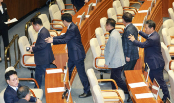 [속보] '방송3법' 野 단독처리로 국회 본회의 통과