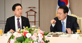 尹 당-대통령실 간 소통 강화…與 지도부·참모들과 비공개 오찬회동