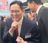쉿 이재용 아이폰이 왜 이렇게 많나요?…사진 찍는 시민들에게 한 말