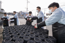 한국가스공사·케이메디허브, 연말 맞아 연탄 배달 등 따스한 손길