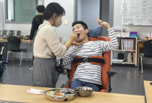 [임터뷰] “간병살인 더이상 없도록”…가족돌봄 담장 허무는 엄마들