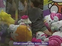 장난감 갖고 싶어서…인형뽑기 기계에 들어간 세 살 아이