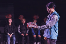 [김건표의 인세이셔블 연극리뷰] ‘불멸의 영웅과 위인이 될 수 없는 시대의 역설’ 극단 그린피그 <진짜 연극-불멸의 이기석>