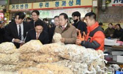 홍준표 대구시장, 팔달시장서 설명절 장보기