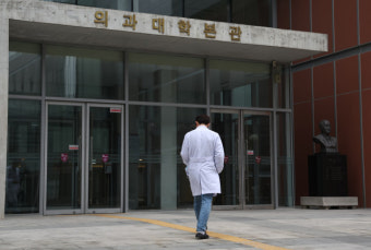 '해외 의대 졸업생' 국내 면허 취득 완화되나…정부 