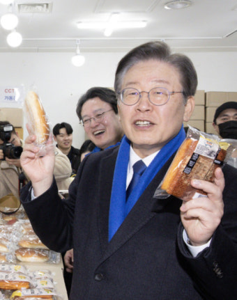양손에 빵 든 이재명…민주당 '몰빵' 시그널? 