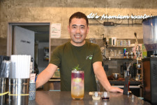 김천시, 연화지 벚꽃 관광객에 지역농산물 샤인머스캣 홍보 나서