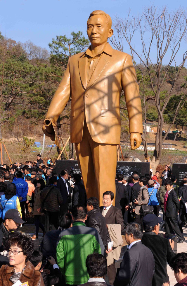 안동 천년숲서 열린 박정희 대통령 동상 제막식, 찬반 여론 분분