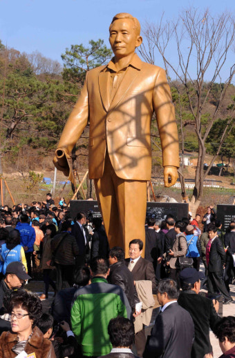 안동 천년숲서 열린 박정희 대통령 동상 제막식, 찬반 여론 분분