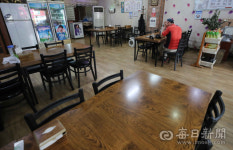 장사하나요? 간판 꺼진 대구 상권…손님보다 직원이 더 많다