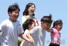[포토뉴스] 선생님의 가르침 감사합니다…대구 효동초등학교 아이들, 꽃그림 선물